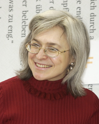 Anna_Politkovskaja_im_Gespr%C3%A4ch_mit_Christhard_L%C3%A4pple.jpg